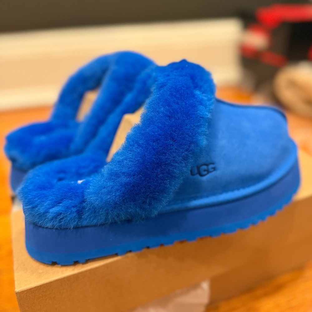 BRAND NEW UGG Blue Fluffy Slippers! 💙